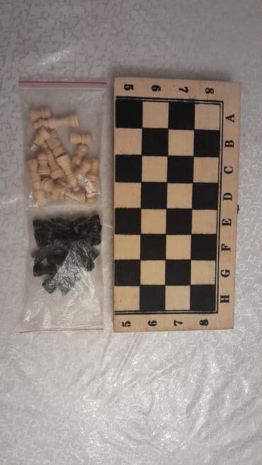 Dəbilqələr: Stolüstü oyunlar dəsti - Şahmat: taxta lövhə üzərində 8x8 xanalar — 1