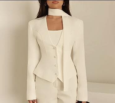 Ağ rəngdə qadın jaket - Dizayn: Yarı-korset effektli, bel xəttini