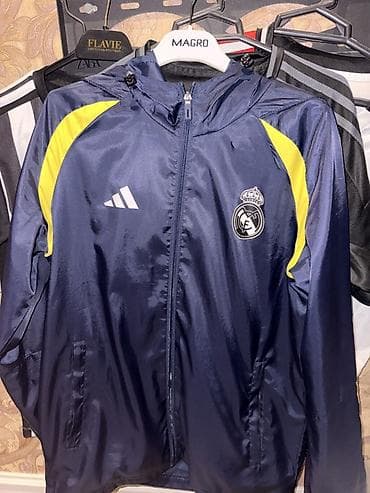 topdan geyim: Real Madrid küləkkeçirməz yüngül jaket - Rəng: tünd göy, çiyinlərdə — 1