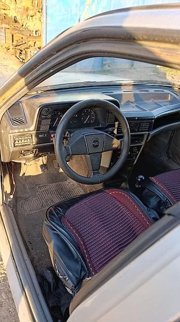 opel omega 1992: Opel Kadett E, sedan/hetçbek sinfi üçün klassik model. Texniki — 4