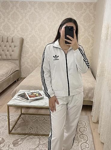 Ağ rəngli qadın idman dəsti - İki hissədən ibarət: jaket və şalvar -