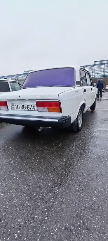 21099 lada: VAZ 2107 sedan, ağ rəng. Klassik kuzov dizaynı, xrom ön barmaqlıq və — 7