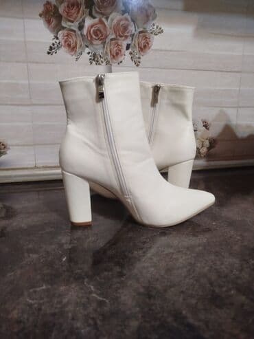 nike flyknit qadın krossovkaları: Ağ rəngli qadın botları - Model: qısa şaftlı, dar burunlu - Rəng — 3