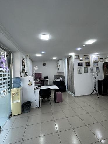 Gozellik salonun daxilinde otaq arendaya verilir. Birde sac ustasi — 3