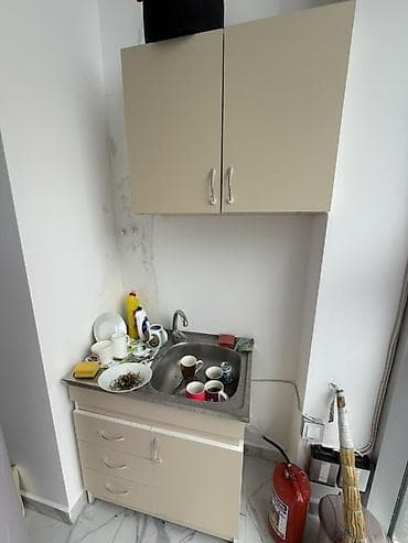 Mətbəx başlığı və alt dolabı ilə birlikdə kiçik ölçülü mini mətbəx