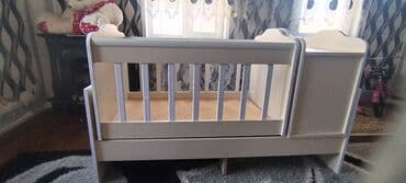 столик на кроватку: Для девочки, Б/у, Четырехугольная, Колыбель, Без бортиков, Без матраса, С механизмом качания — 1