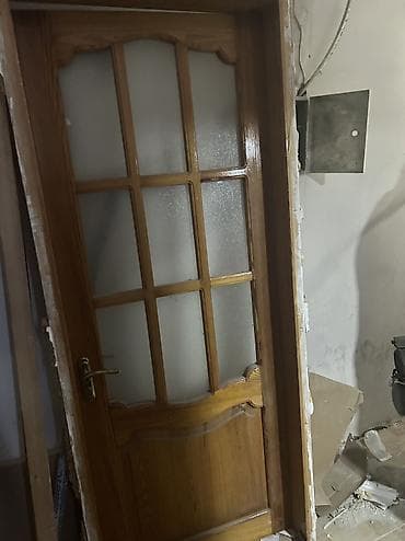 ikinci el qapı: İşlənmiş taxta qapı satılır. Şüşəli modeldir, şüşələri bütövdür. Qapı — 4