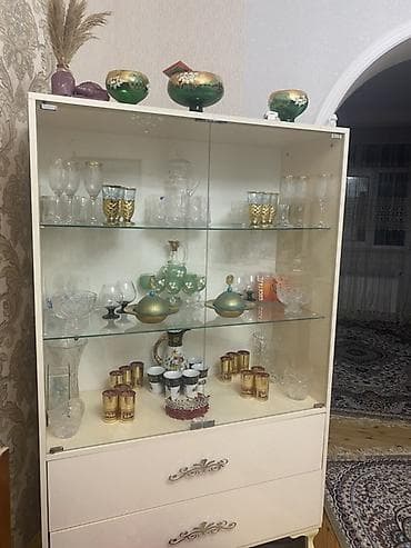 Şüşəli vitrin dolabı – klassik dizayn - İki qapılı, şüşə fasadlı