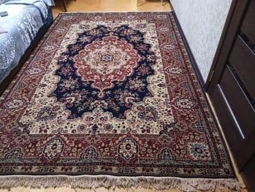 ziynət əşyaları: Herat xalça klassik. Almaniya istehsalı, 3m×2m ölçüdə. Yalnız divarda — 9