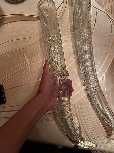 Kəsimli kristal şüşədən hazırlanmış dekorativ “buynuz” formalı qab