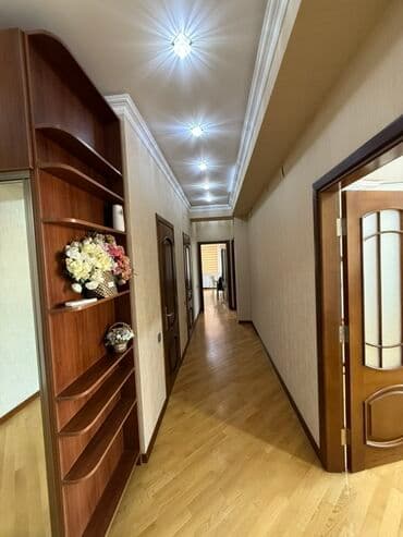 20 sahede kiraye evler: Mənzilin təqdimatı - Geniş və işıqlı salon: iri panoram pəncərə — 7