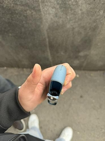 super zeng 2: IQOS Iluma cihazı – mavi rəngdə, maqnit qapaqlı dizayn. İqosun ici — 4