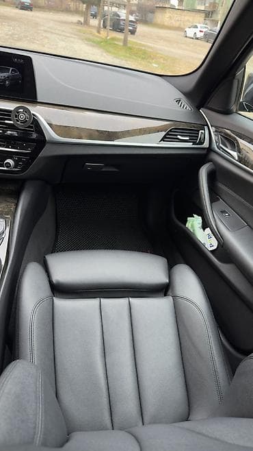 oka maşin: BMW 530: 2 l | 2018 il Sedan — 10