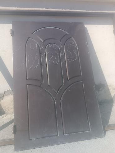 Metall qapı – tək qanadlı, qara rəngdə, dekorativ relyef panellərlə lalafo.az -da Metall qapı – tək qanadlı, qara rəngdə, dekorativ relyef panellərlə