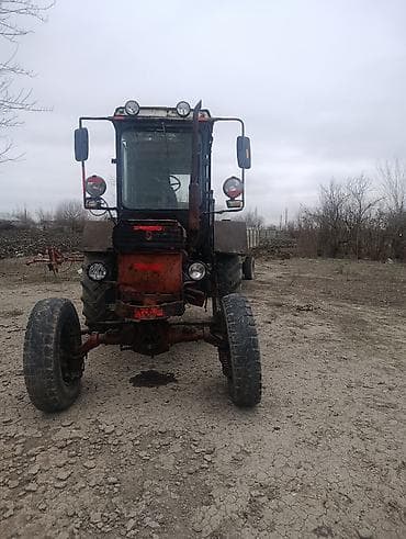 Kənd təsərrüfatı traktoru - Kabinli, geniş görünüşlü ön-şüşələr və