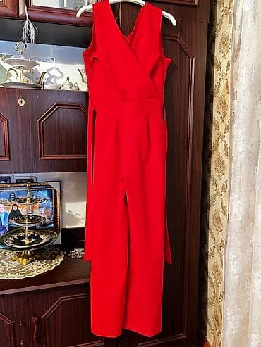 qırmızı ayaqqabı: Qırmızı qadın kombinezonu - Model: qolsuz, V-şəkilli büzməli üst — 2