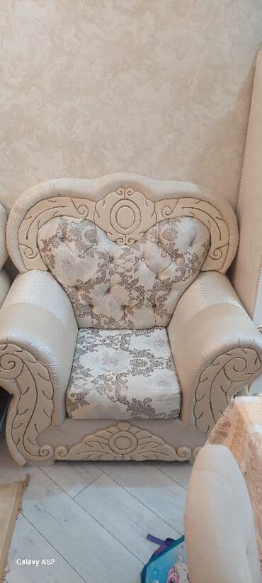 Qida məhsulları: Qonaq otağı dəsti – klassik dizayn Tərkib: - 1 ədəd 3 nəfərlik divan — 5