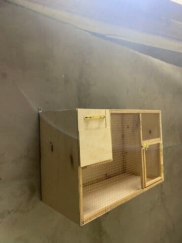 Quşlar üçün nəzərdə tutulmuş, təbii taxtadan hazırlanmış qəfəs. Bu