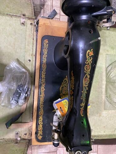 qədim radio: Mekaniki tikiş maşını – klassik dizaynlı, döşəmə üstü taxta əsaslı — 3