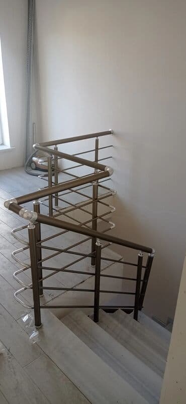 Şəkillərdə müxtəlif layihələr və tərtibat nümunələri göstərilib