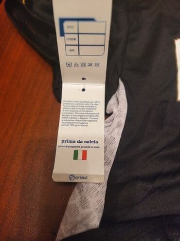 футбольная форма новая: Futbol oyunu dəsti.Yenidir etiketi üstündə.Yaxası üçbucaq formasında — 8