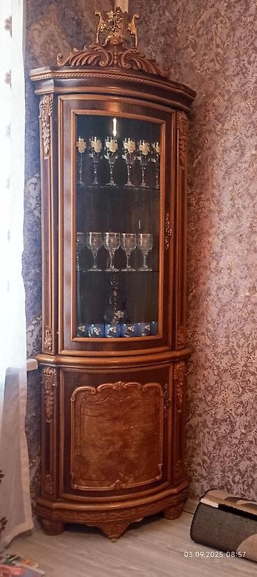 Klassik üslubda bəzədilmiş künc vitrin şkaf. - Material: ağac korpus