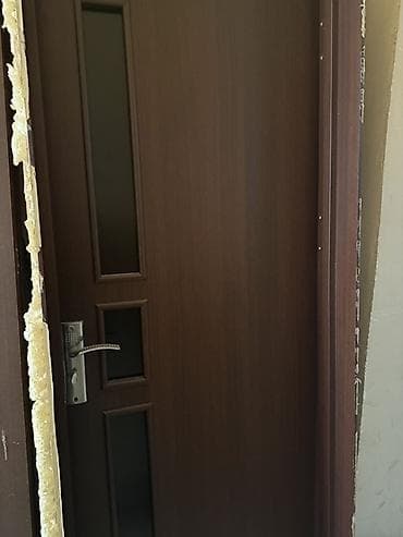 5 qapıdır, 3-ü əla vəziyyətdədir. 1-i hamam qapısı olub, yüngül nəm — 1