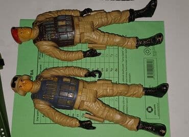 sofi sürafə oyuncaqları: Bu dəst müxtəlif hərbi mövzulu oyuncaqları, o cümlədən iki əsgər — 2