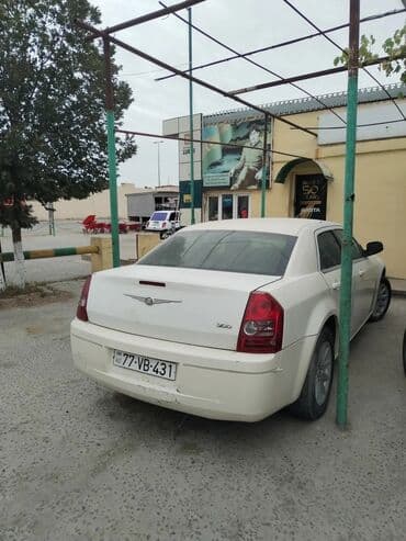 şlanq satışı: Chrysler 300 sedan – ağ rəng - Kuzov: 4 qapılı, geniş salonlu — 4