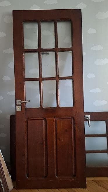 Taxta şüşəli qapılar - Material: kütləvi ağac (tünd qəhvəyi laklı). - — 1