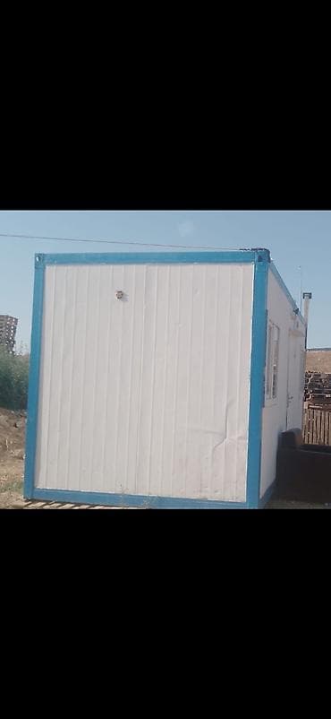 Konteynerlər: Konteyner tipli modul tikili satılır. Ağ rəngli korpus və mavi — 4