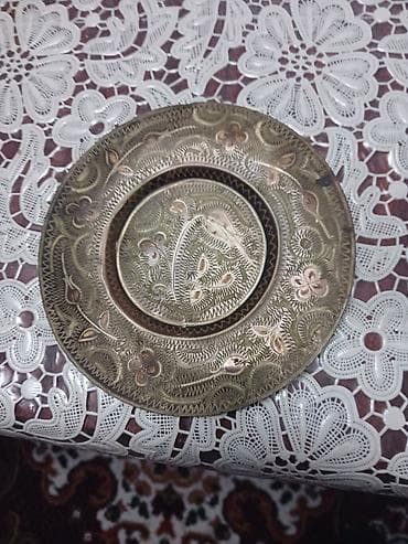 kohne pullarin alisi: Mis dekorativ boşqab - Material: mis. - Üzərində əl işinə bənzər oyma — 1