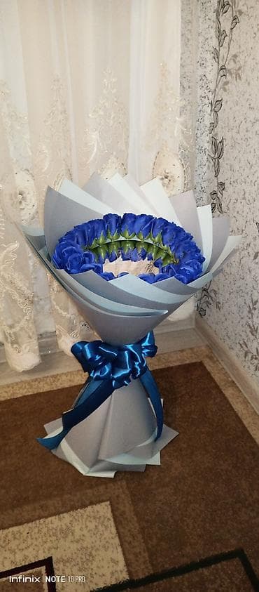azalya gülü: Mavi güllərlə bəzədilmiş dekorativ buket-kompozisiya - Tərkib — 1