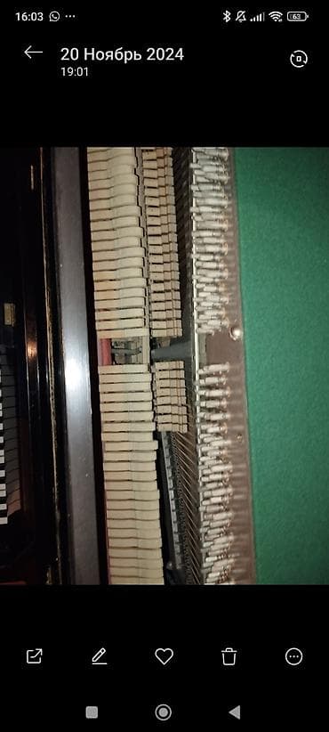 Qara rəngli, klassik korpuslu upright piano. Şəkillərdə alətin həm — 3