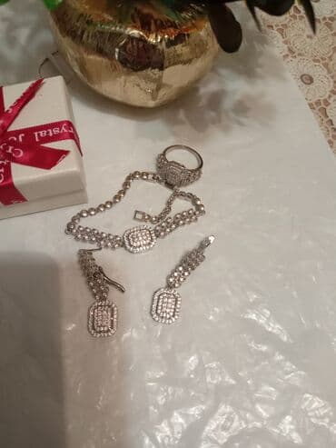 Eynəklər: Zərgərlik dəsti – ağ rəngli, daşlı dizayn Tərkibi: - Sırğa cütü — 1