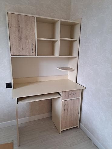 Sifarişlə ofis mebeli: Künc masa, Polkalı, Siyirməli, Teksturalı laminat — 1