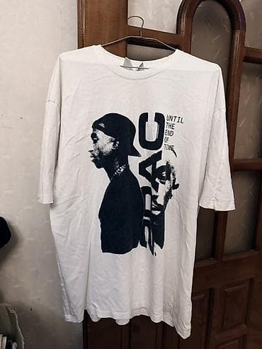 Ağ rəngli unisex t‑şört. Ön hissədə iri qara qrafik çap və “Until the — 1