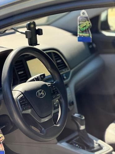Транспорт: Hyundai Elantra: 2 л | 2017 г. Седан — 2