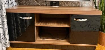 Düz TV altlığı, Polkalı, Laminat