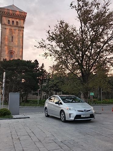 Toyota Prius: 1.8 l | 2013 il Sedan