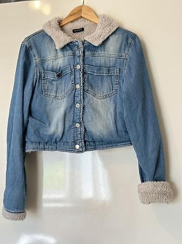 xəz: DSQUARED2 brendindən açıq mavi rəngli qadın cins pencəyi. Bu qısa — 5