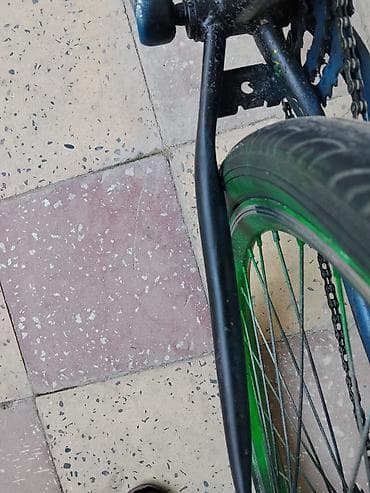 Şəhər/kruizer tipli velosiped - Rəng: mat qara çərçivə, yaşıl disklər