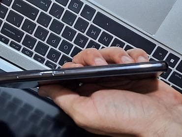 divar kağızları telefon üçün 2025: Samsung Galaxy S22, rəng - Qara, Barmaq izi — 4