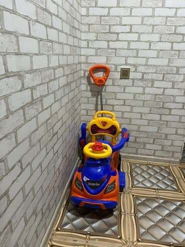 Uşaq üçün pedallı itələmə maşını - Rəng: narıncı-göy-sarı. - Sükanlı
