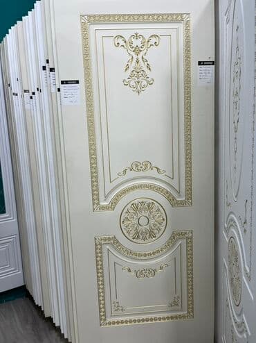 emdef: Qızılı ornamentlərlə bəzədilmiş klassik üslubda ağ rəngli qapı. Bu — 1