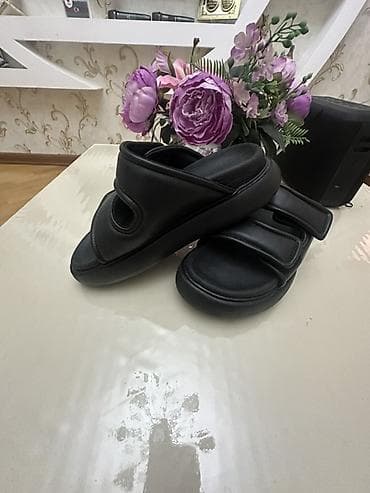 platforma ayaqqabilar: Qara rəngli uniseks sandal H&M - Modell: qalın platformalı, açıq — 2