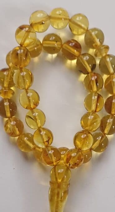 yun koftalar: Təsbeh – kiçik kəhrəba muncuqlu, şəffaf limon tonlarda.Bütöv — 9