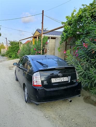 on lip: Toyota Prius, 2-ci nəsil, hibrid. - Kuzov: hetçbek, qara rəng - Güc — 1