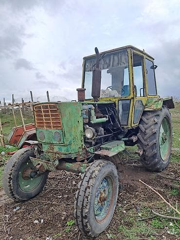 Kənd təsərrüfatı üçün universal təkərli traktor - Kabinli, geniş