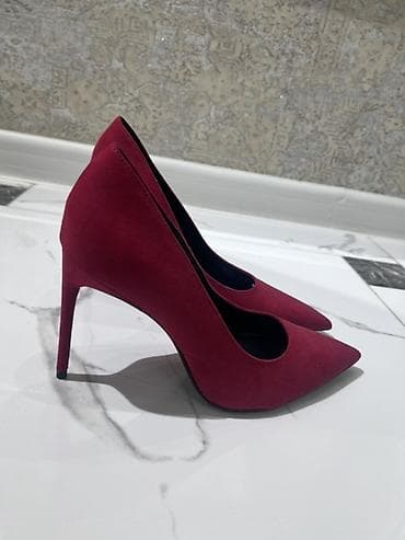 Bershka brendinə aid teze hündürdaban hec geyunilmeyib 39-40 ölçüye